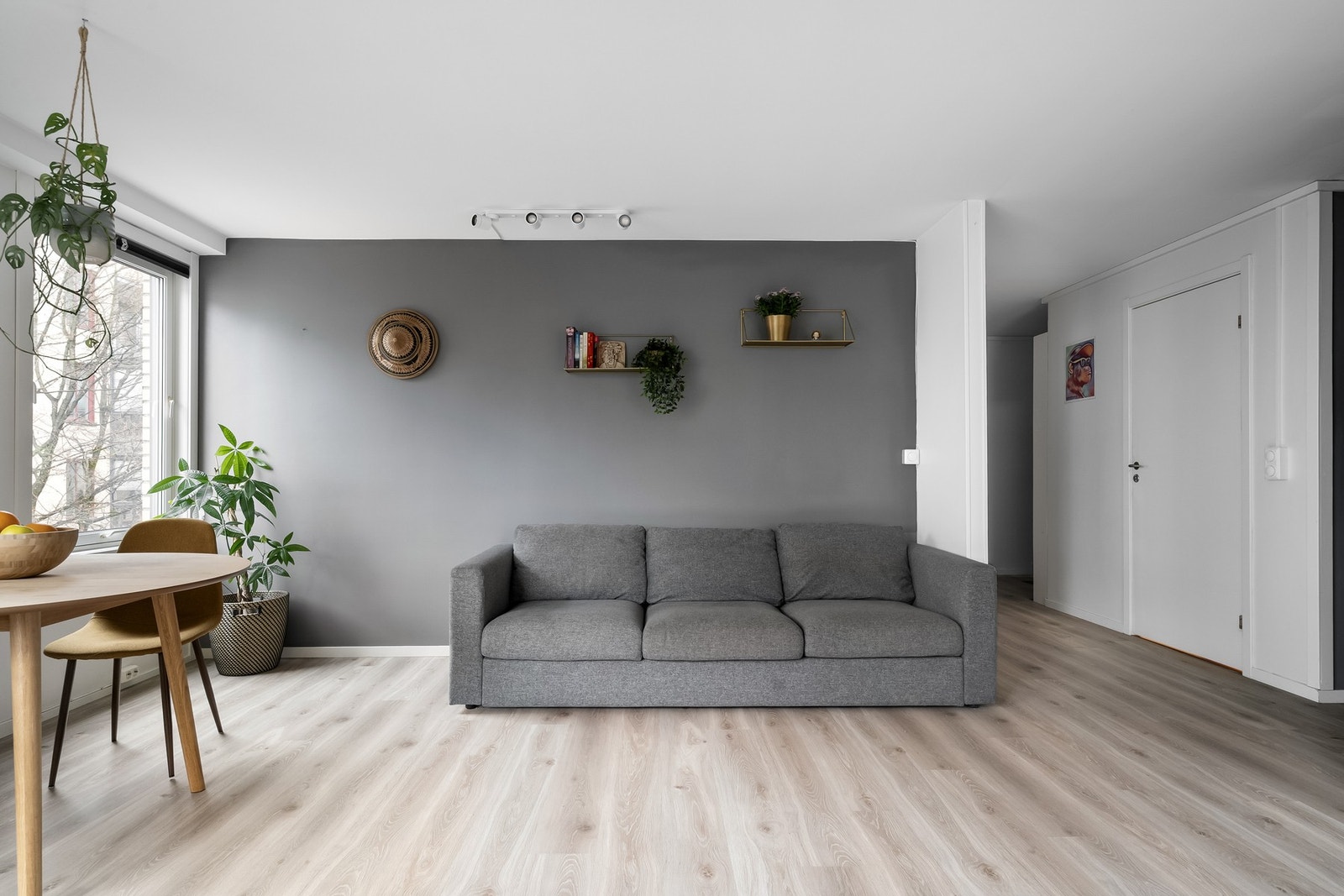 Overflatene er malt i tidløse nyanser, og gulvet er belagt med enstavs laminat. Galleribilde