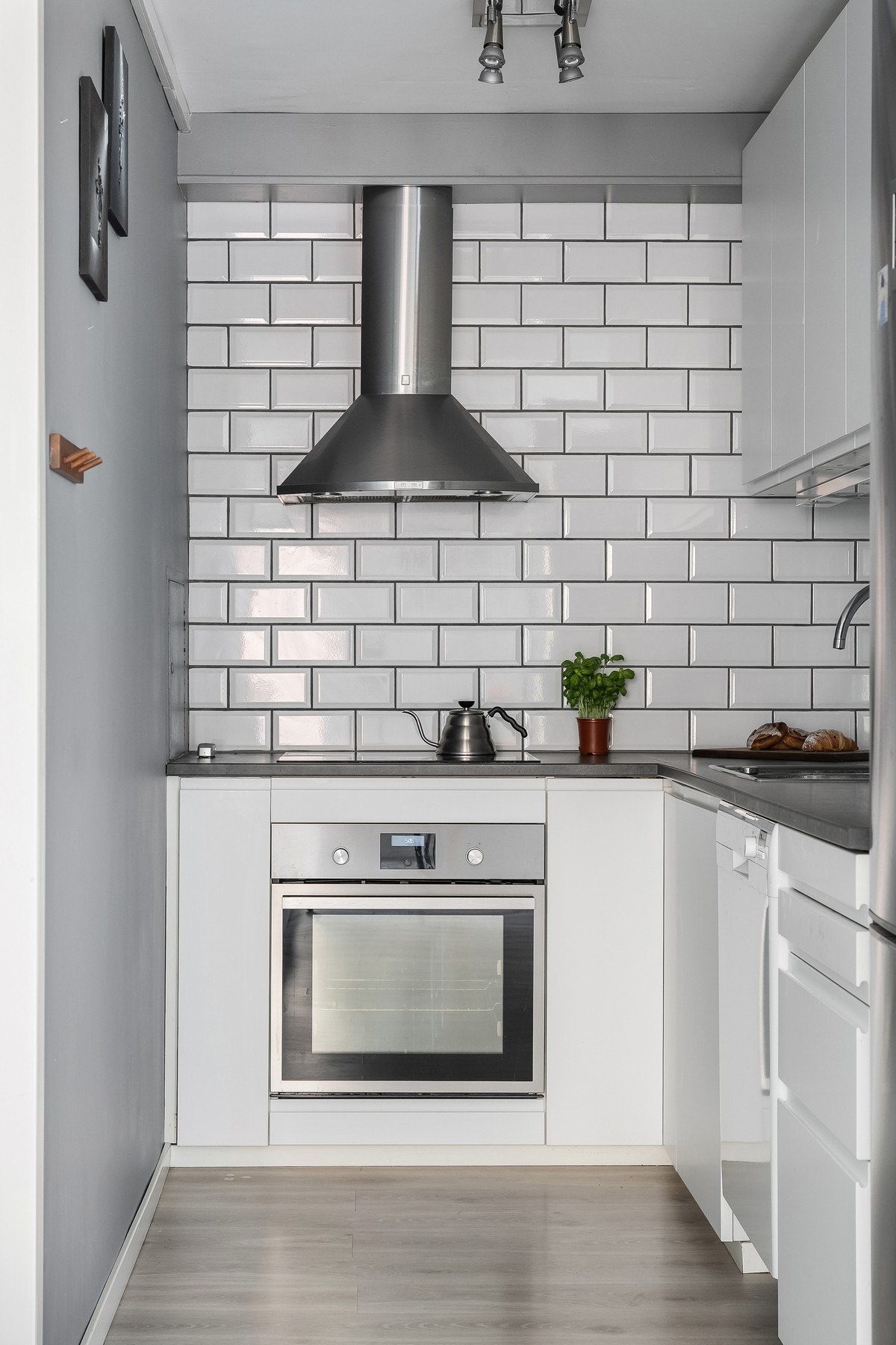 Tidløse fliser over benkeplaten bidrar til et elegant uttrykk og gjør rengjøringen enkel. Galleribilde