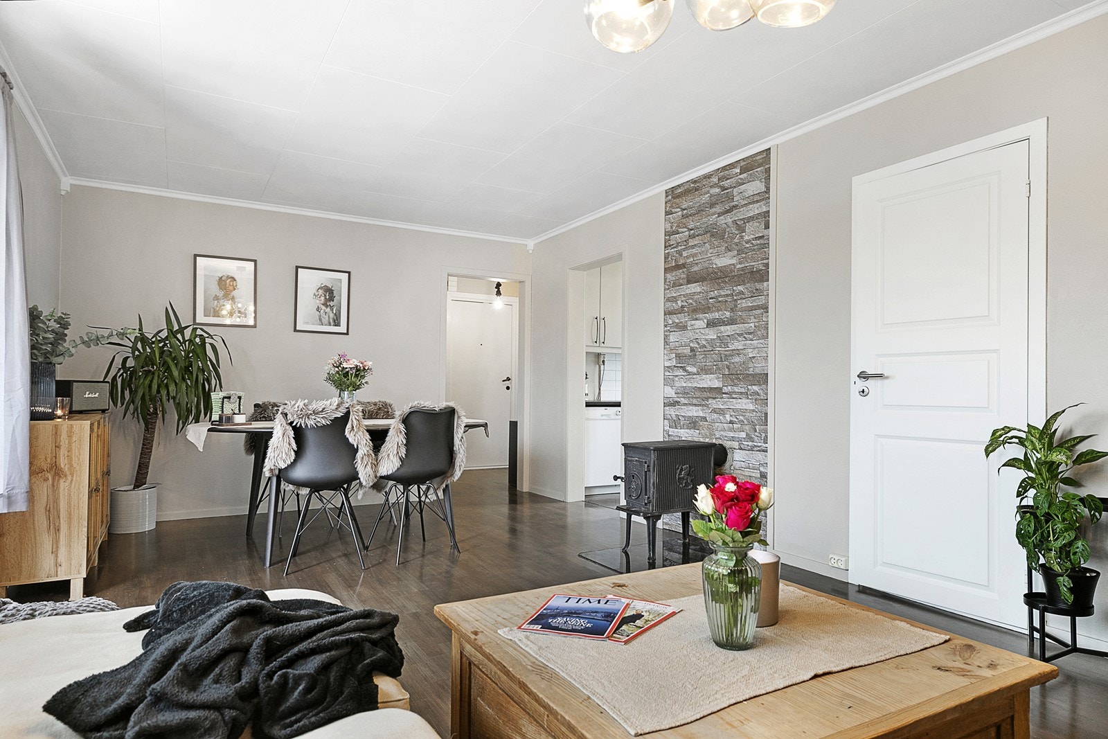 Stuen er romslig med god plass til både spisegruppe og sofaseksjon Galleribilde