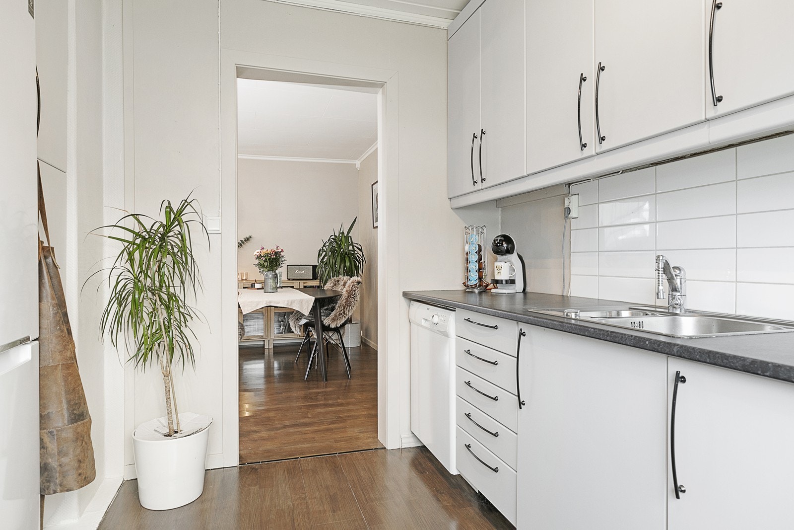 Kjøkkenet har innredning med glatte fronter og laminat benkeplate. Galleribilde