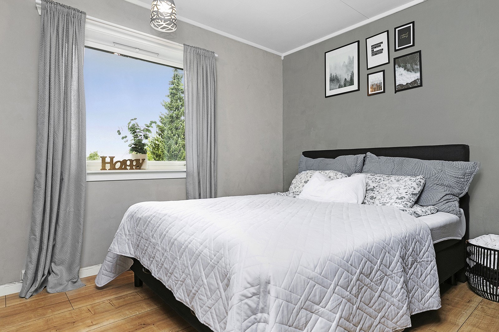 Leiligheten har to gode soverom med plass til både garderobeløsning og dobbeltseng Galleribilde