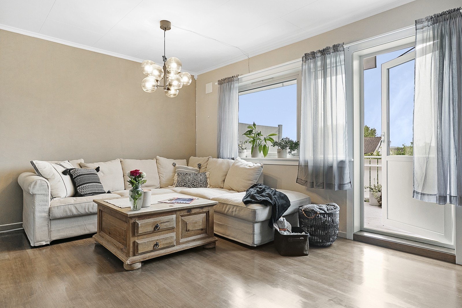 Fra stuen er det adkomst til veranda med meget gode solforhold Galleribilde