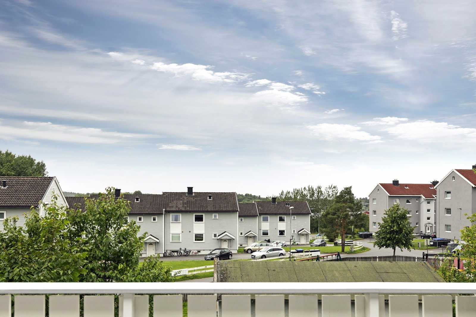 Leiligheten har ligger i 2 etasje i en flermannsbolig. Hovedinngangen deles kun med en leilighet som ligger i 1 etasje. Hele trappegangen er malt i lyst og trivelig fargevalg. Det er meget god lagringsplass i flere boder i kjeller og på loft. Galleribilde
