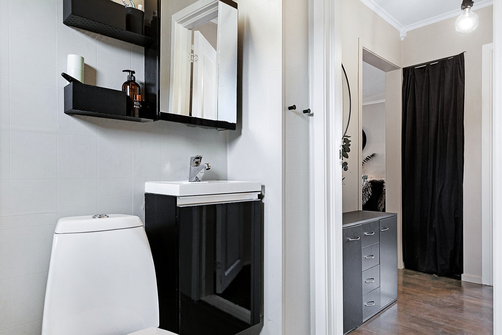 Gulv og vegger på badet ble malt av eier i 2022 Galleribilde