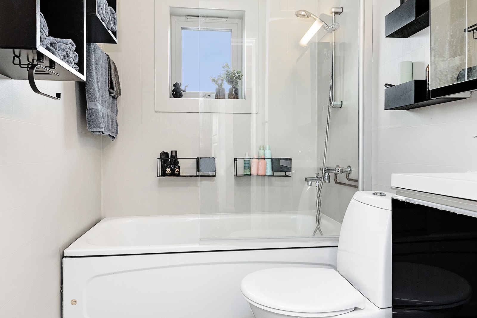 Rommet er utstyrt med innredning med nedfelt servant, toalett og badekar Galleribilde