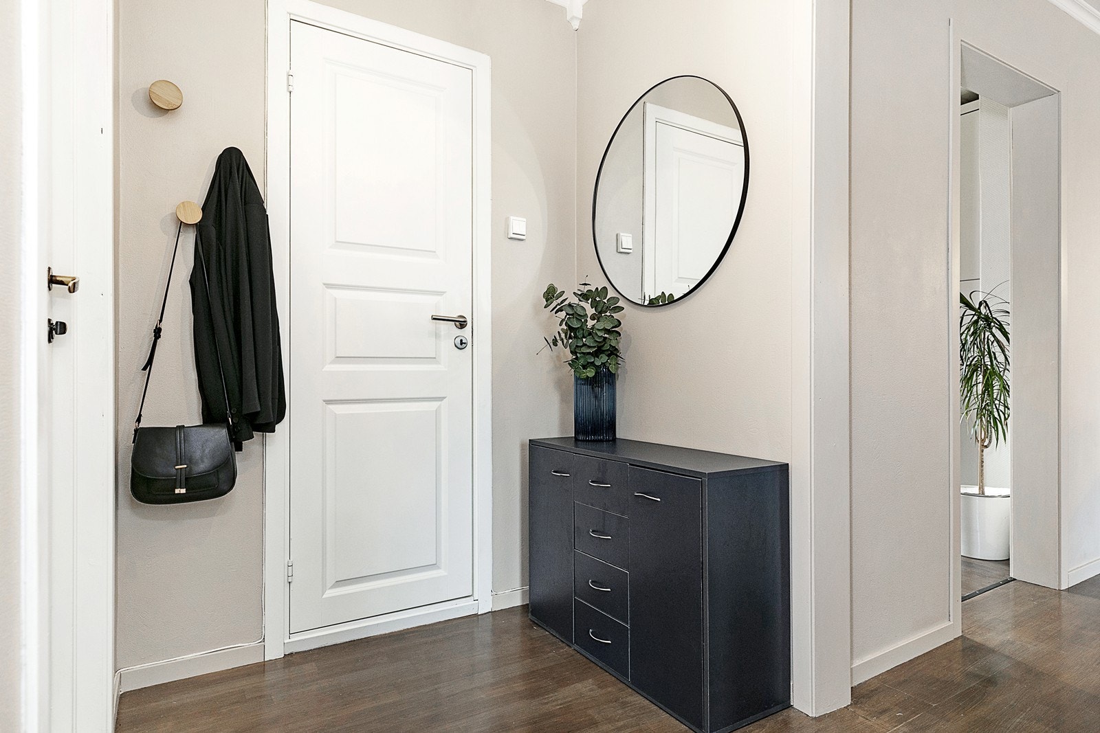 Planløsningen er praktisk og leiligheten inneholder gang, bad, to soverom, kjøkken, stue og solrik veranda. Galleribilde