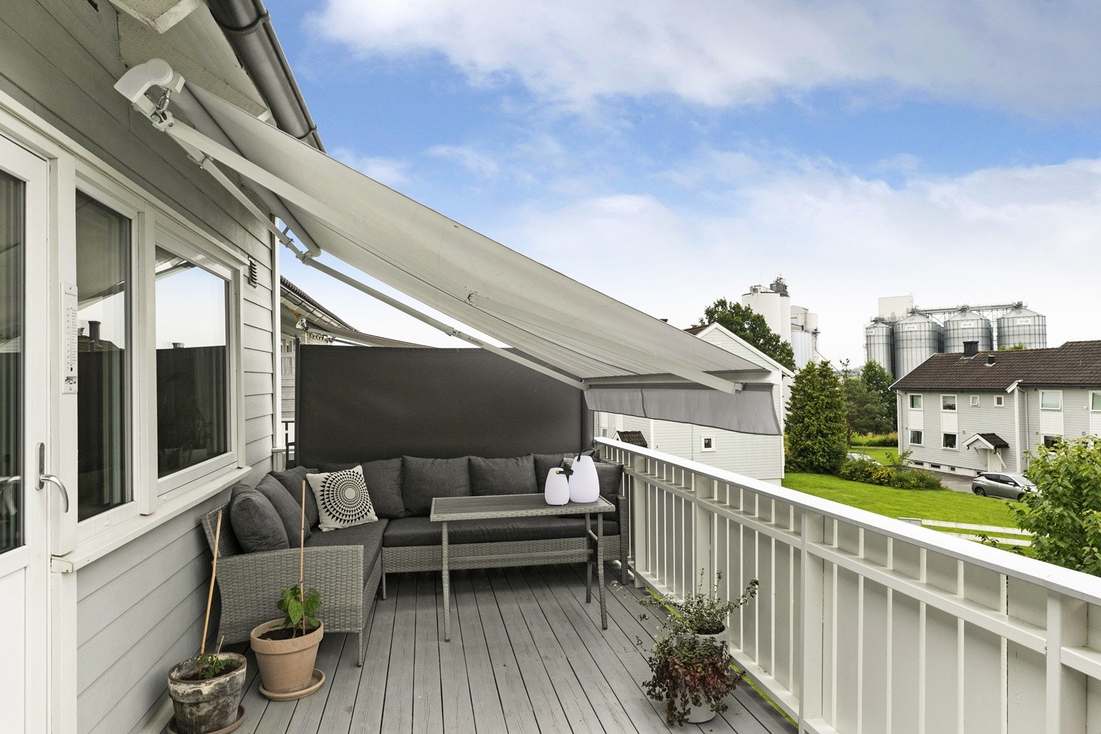 Det er montert ny markise i 2022 på verandaen for solskjerming. Galleribilde