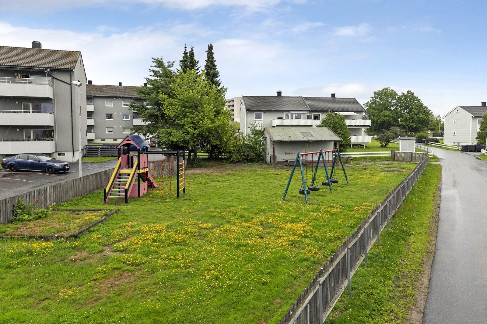 Eiendommen ligger i fine omgivelser på Alvim. Det er lekeplass, skole, barnehage og butikk i kort gangavstand. Galleribilde