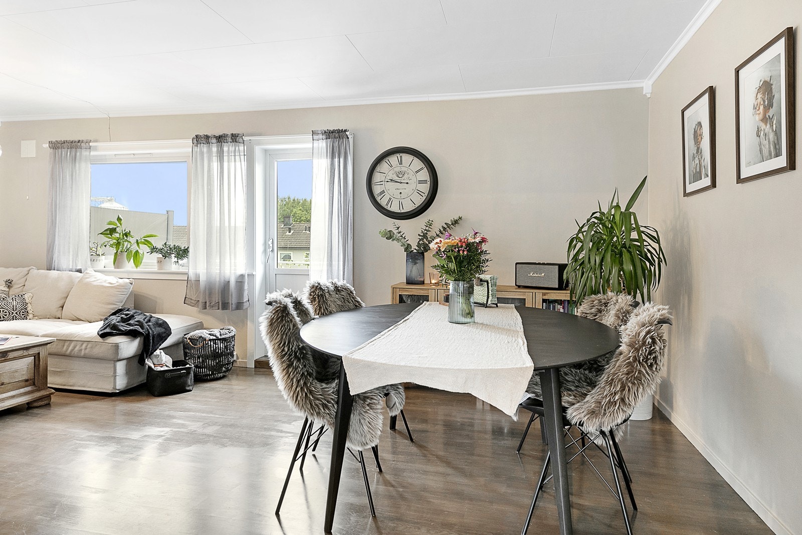 Flere innvendige overflater er pusset opp i senere tid. Det er utgang til solrik veranda fra stuen. Galleribilde