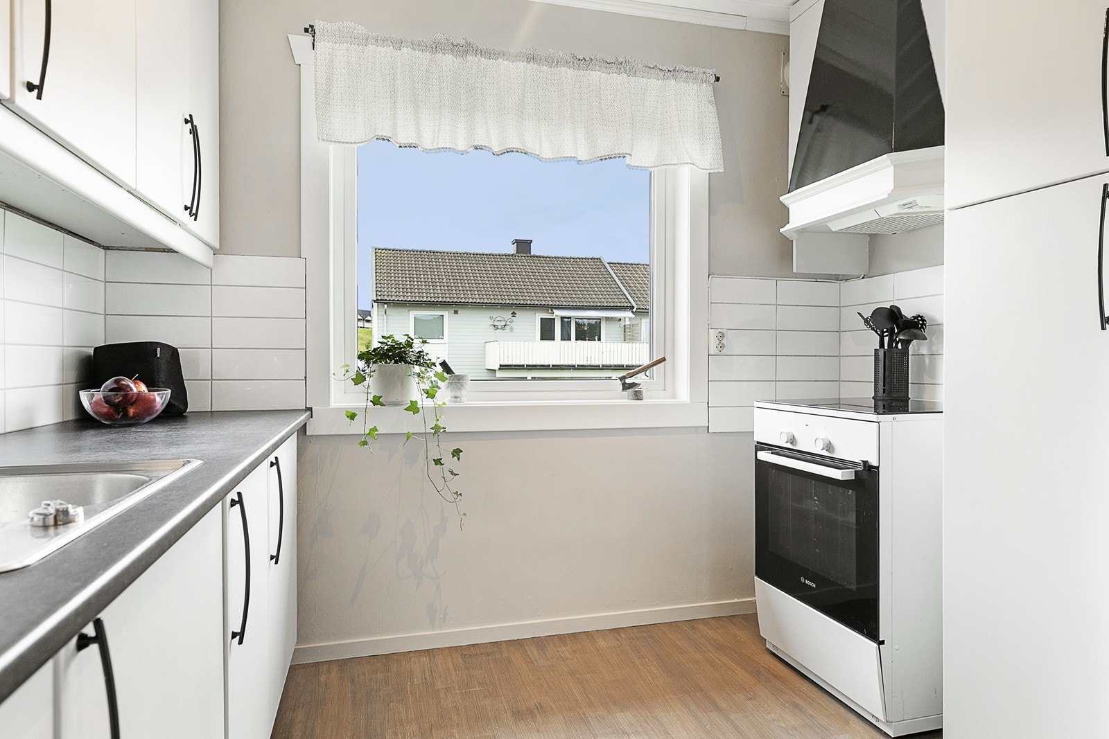 Kjøkkenet er utstyrt med kjøkkenventilator med avtrekk ut Galleribilde