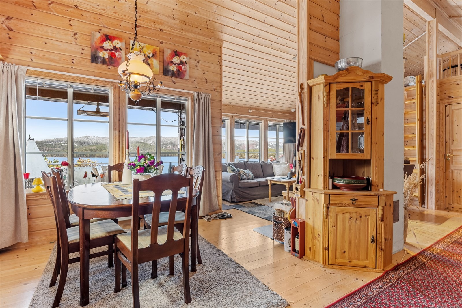 Godt med plass til både spisestue og sofasone. Legg merke til den gode takhøyden! Galleribilde