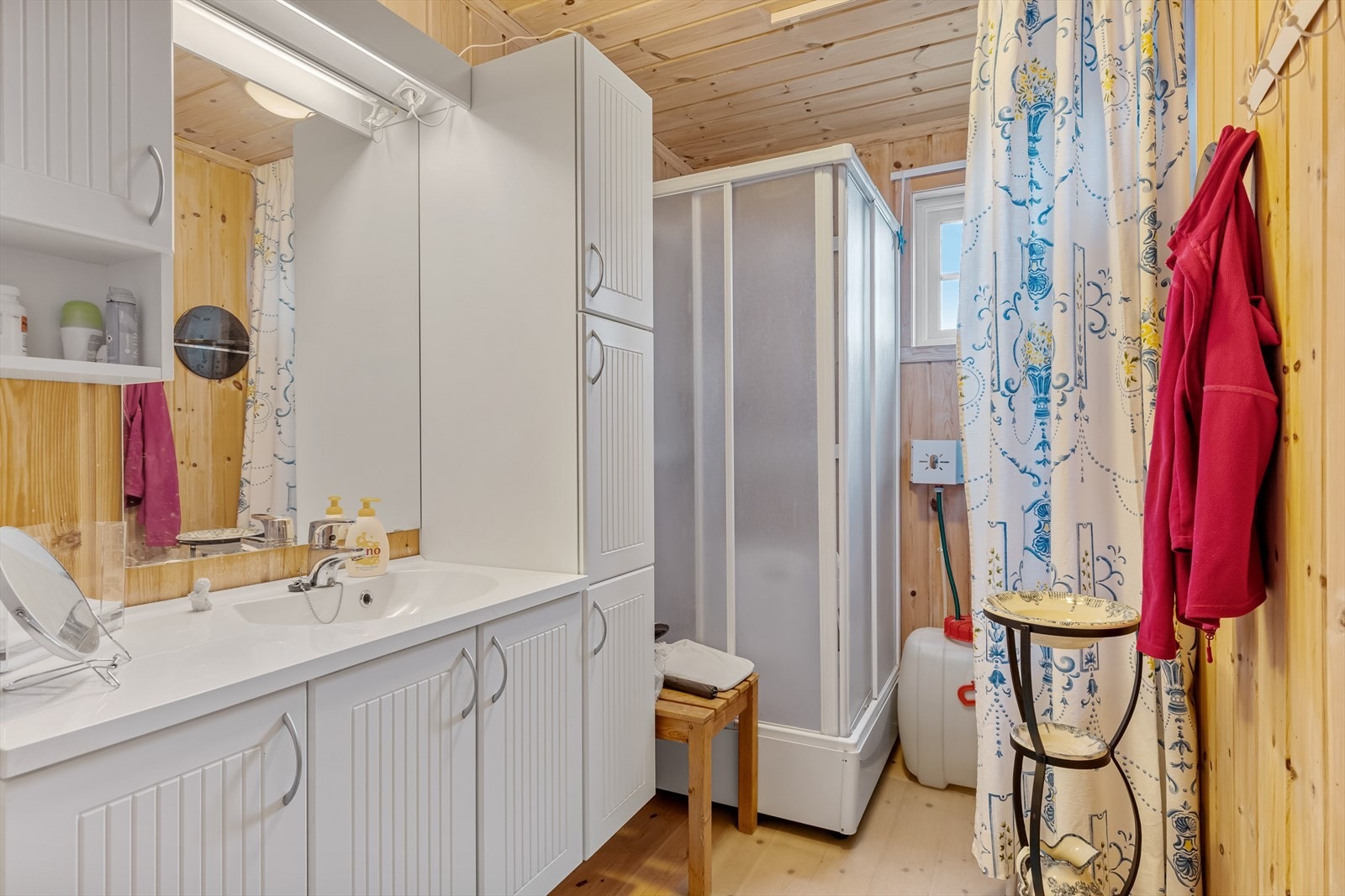 Enkelt baderom. Det er privat borehull til vann og cinderella do. Det er opplegg for opprinnelig komposteringstoalett (Snurredass) Galleribilde