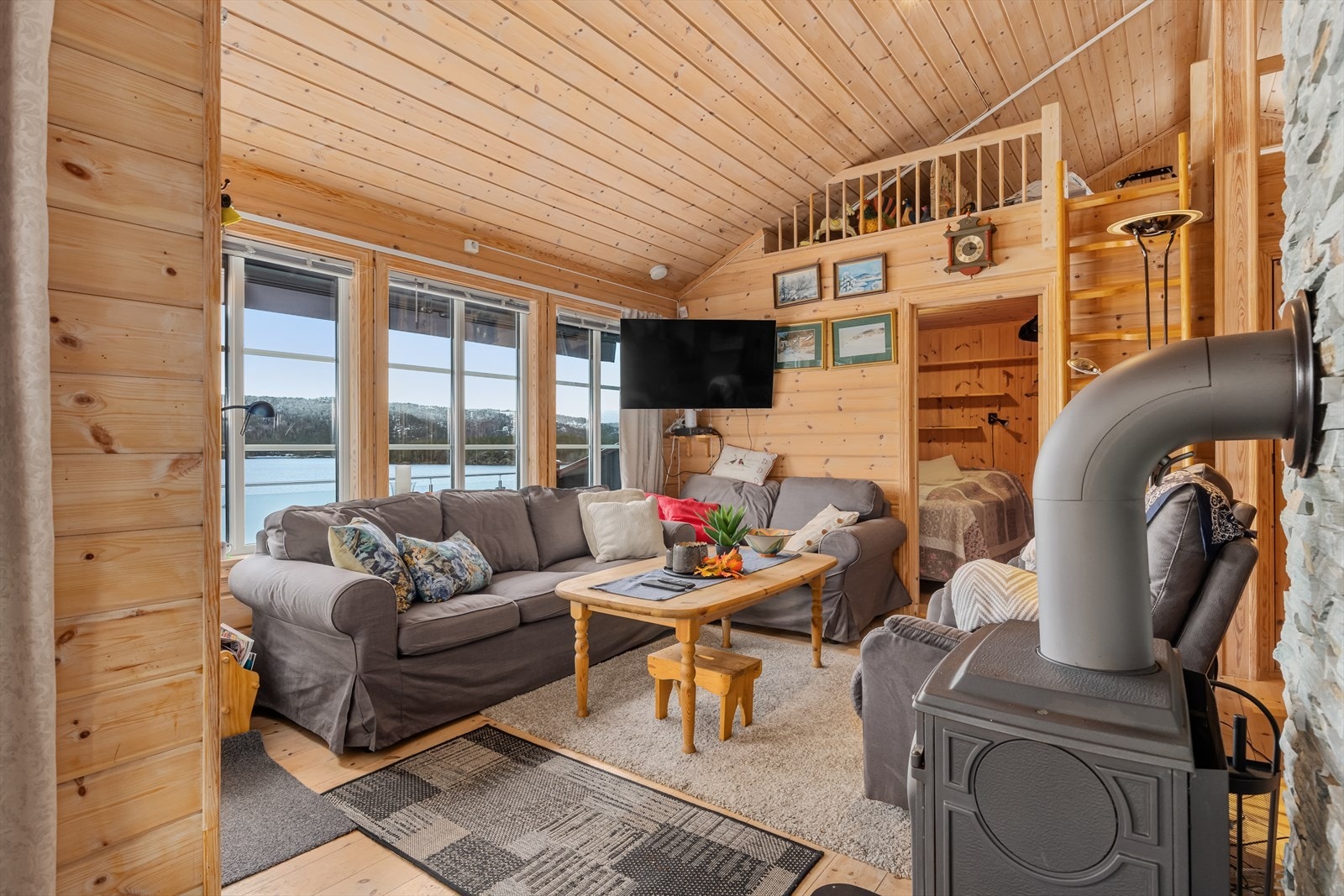 Sosial og lun stue med utgang til terrasse Galleribilde