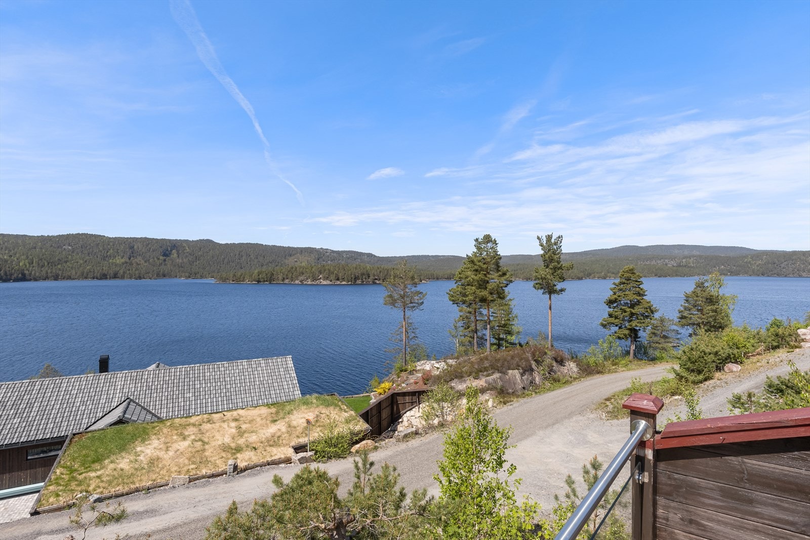 Fritidsboligen ligger fint til i et attraktivt hyttefelt med en naturskjønn beliggenhet ved Fjorden/Vegår! Galleribilde