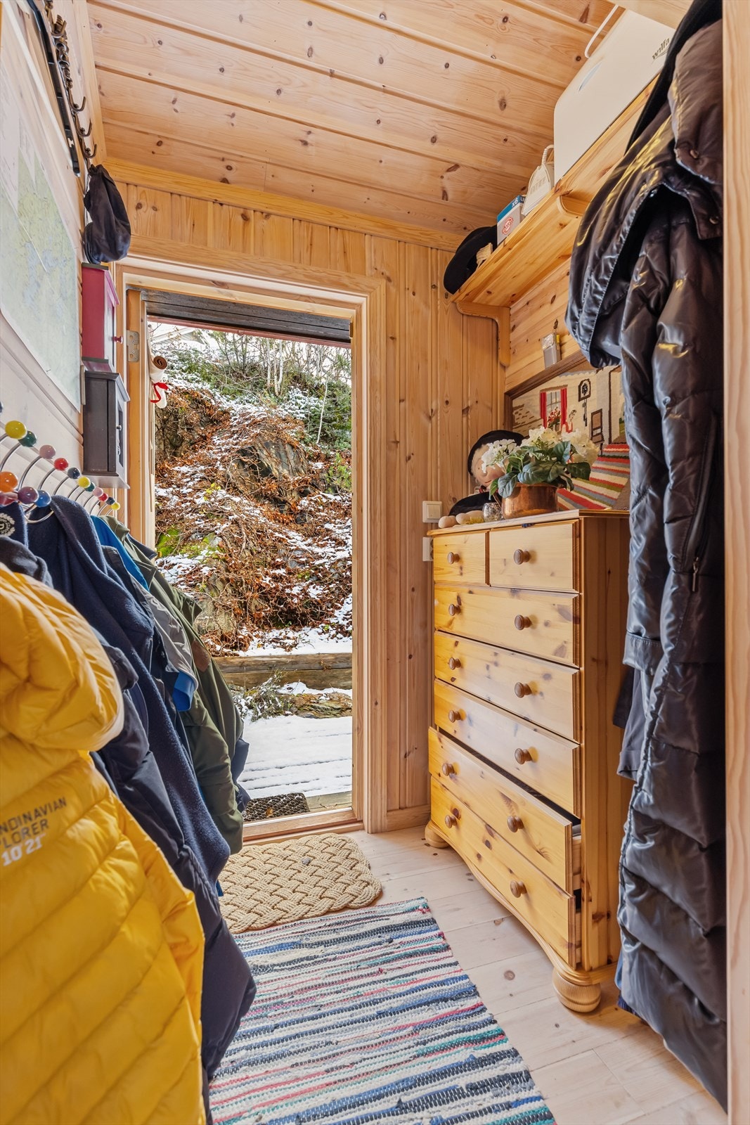 Velkommen inn - plass til å henge fra seg Galleribilde