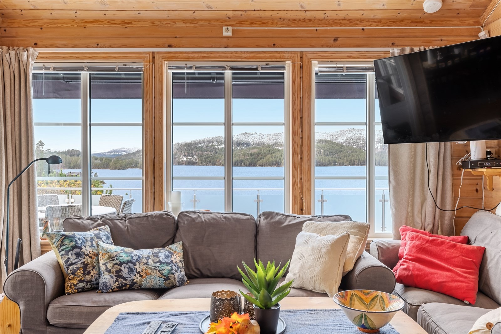 Nydelig utsikt som kan nytes både fra stuen innvendig og fra den romslige terrassen i front Galleribilde