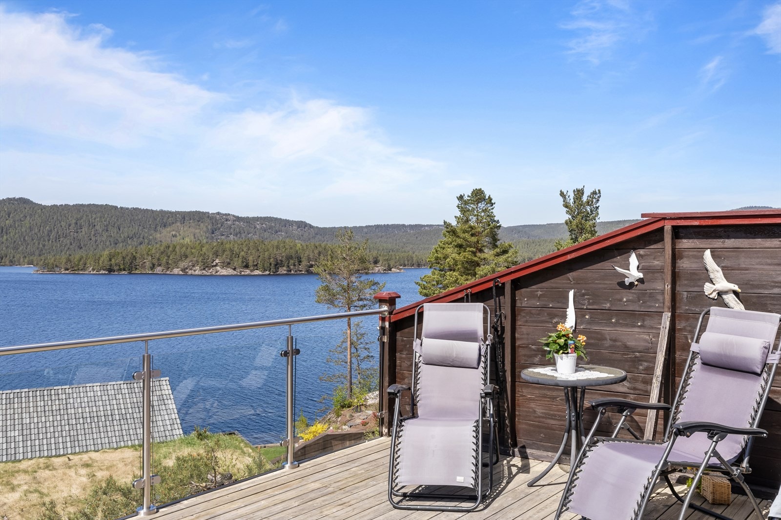 Upåklagelig utsikt! Her kan man senke skuldrene. På vegne av selger, ønsker Louise Arneberg v/ Sørmegleren velkommen til en hyggelig hyttevisning 26.mai. Husk påmelding Galleribilde