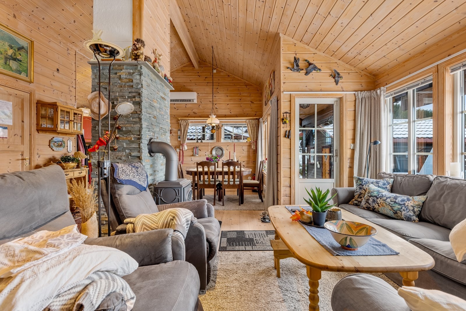 Her får man skikkelig hyttefølelsen! Lunt, hyggelig og sosialt Galleribilde