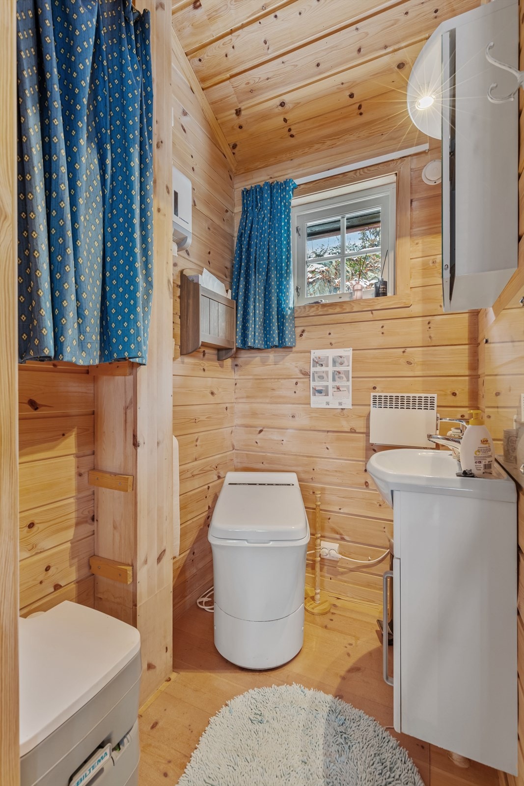 Toalettrom: Servantinnredning og forbrenningstoalett Galleribilde