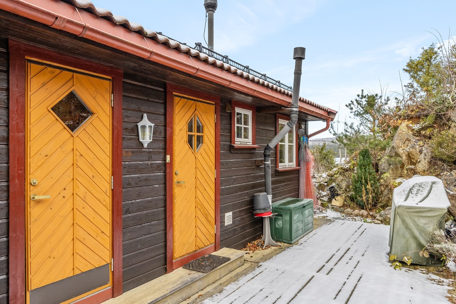 Dør inn til bod og entre Galleribilde