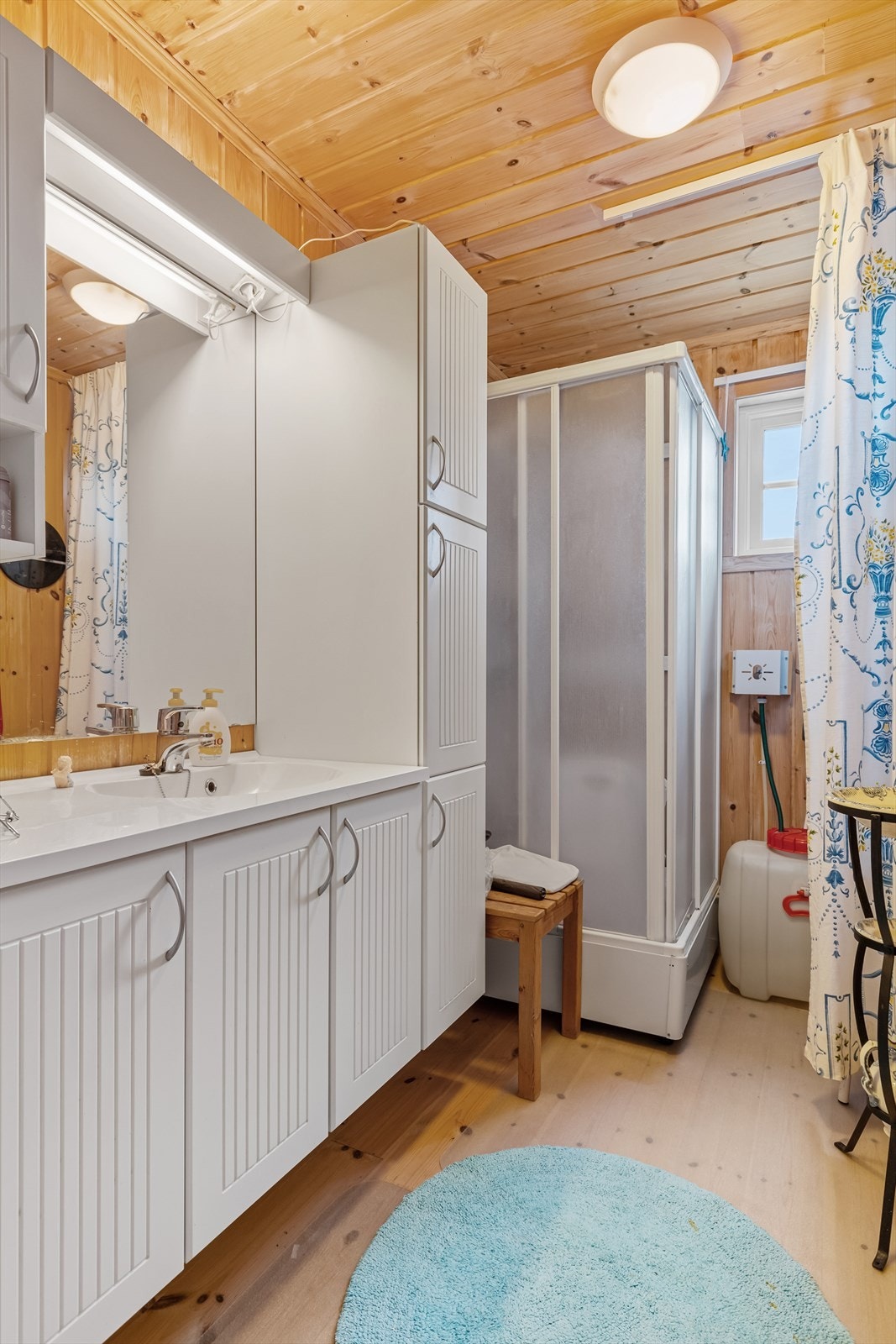 Vegg og takflater er utført med trepanel Galleribilde