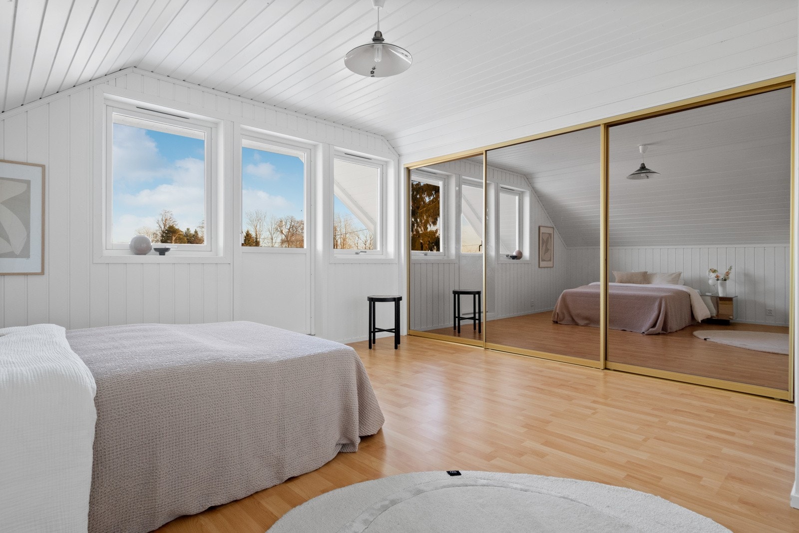 Hovedsoverommet oppe er meget romslig, med egen balkong for morgenkaffen på varme dager. Galleribilde