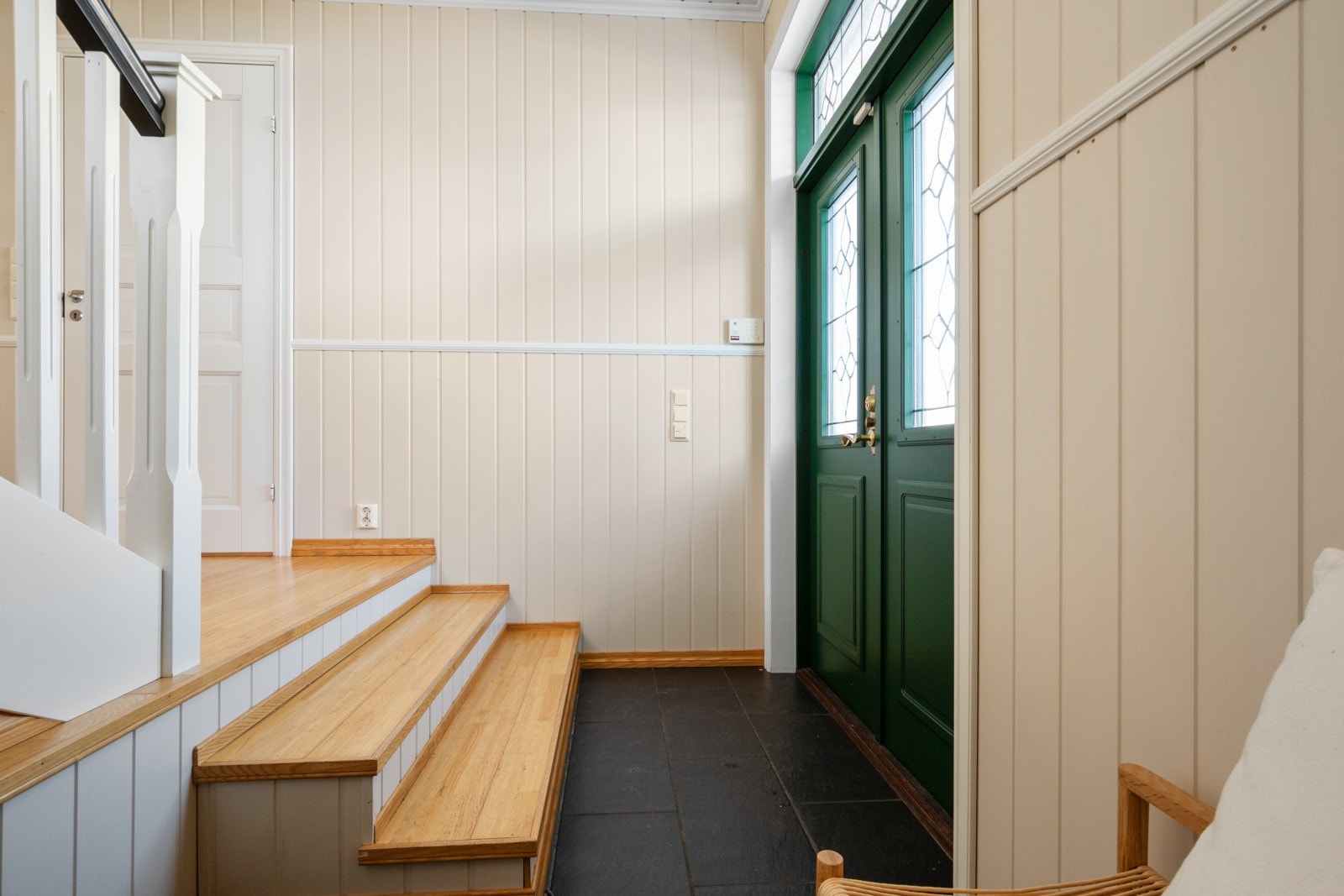 En liten trapp tar deg opp til en stor og bred hall med god plass til garderobeløsninger. Galleribilde