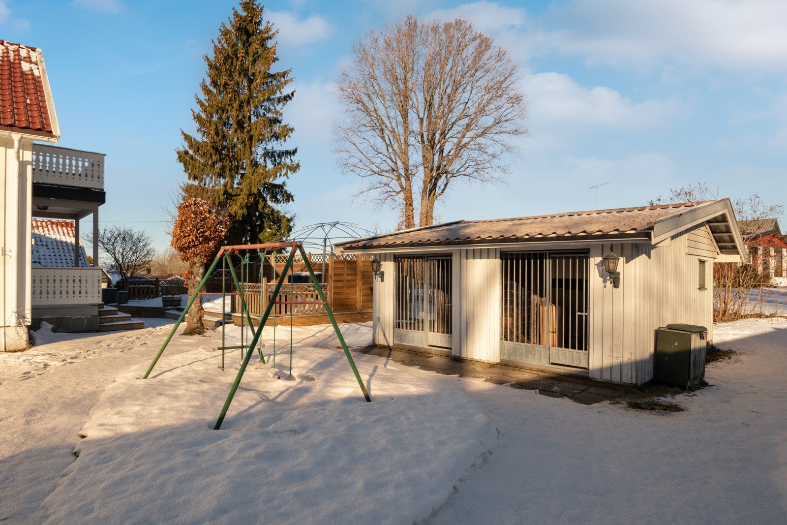 Det er egen hundegård i bakhagen. Galleribilde