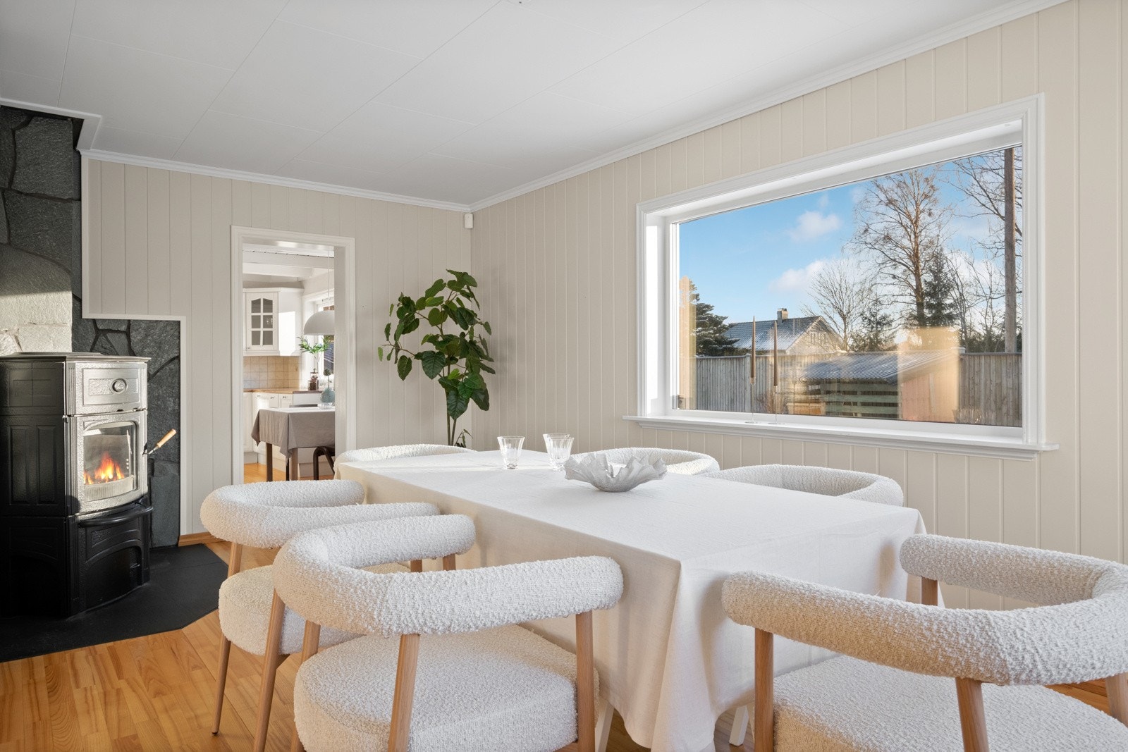 Stuen er naturlig inndelt i ulike brukssoner, og det passer utmerket å innrede med spiseplass utenfor kjøkkenet. Galleribilde