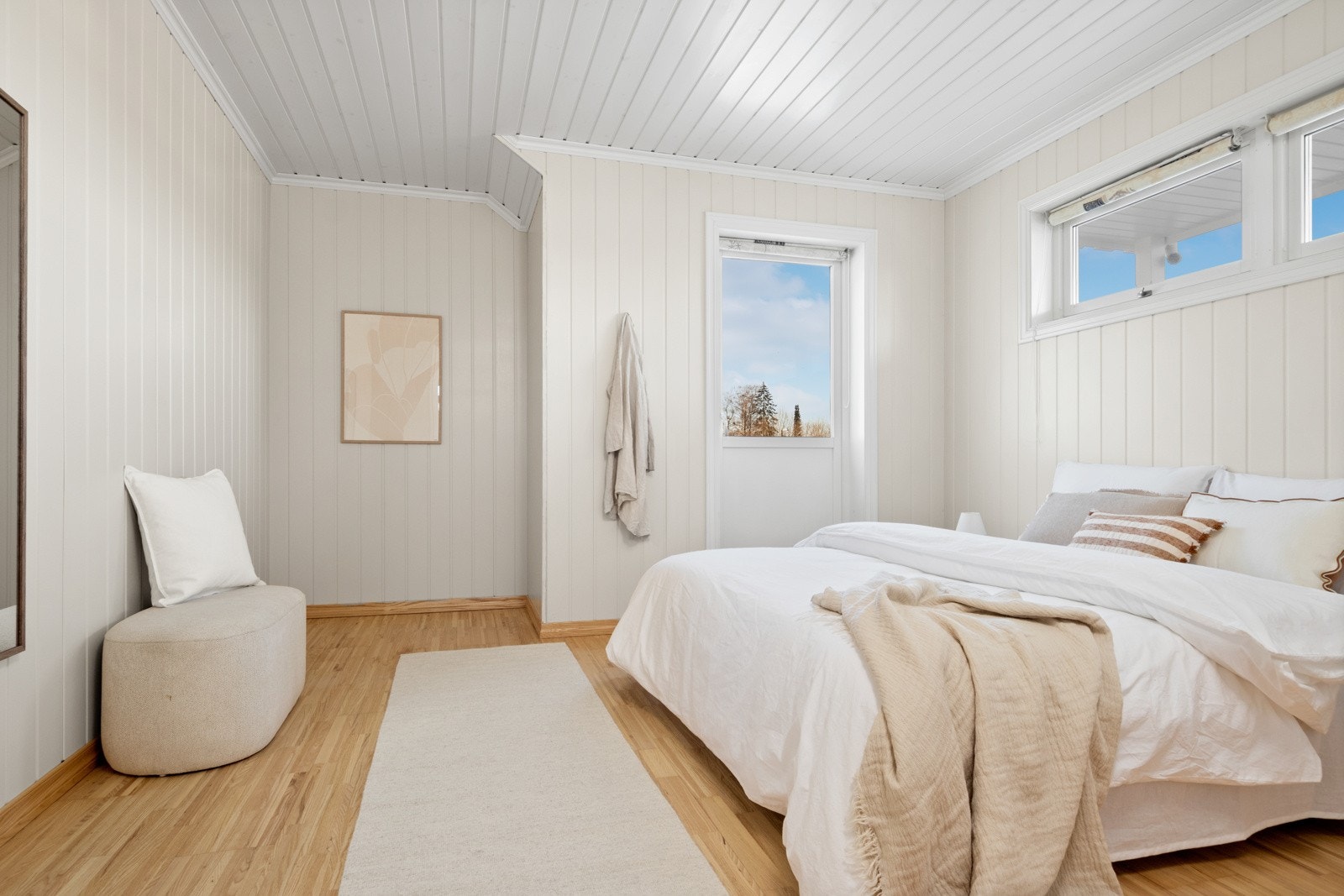 Boligen har to soverom, fordelt med ett i hver etasje, samt innredet rom i kjeller. Galleribilde