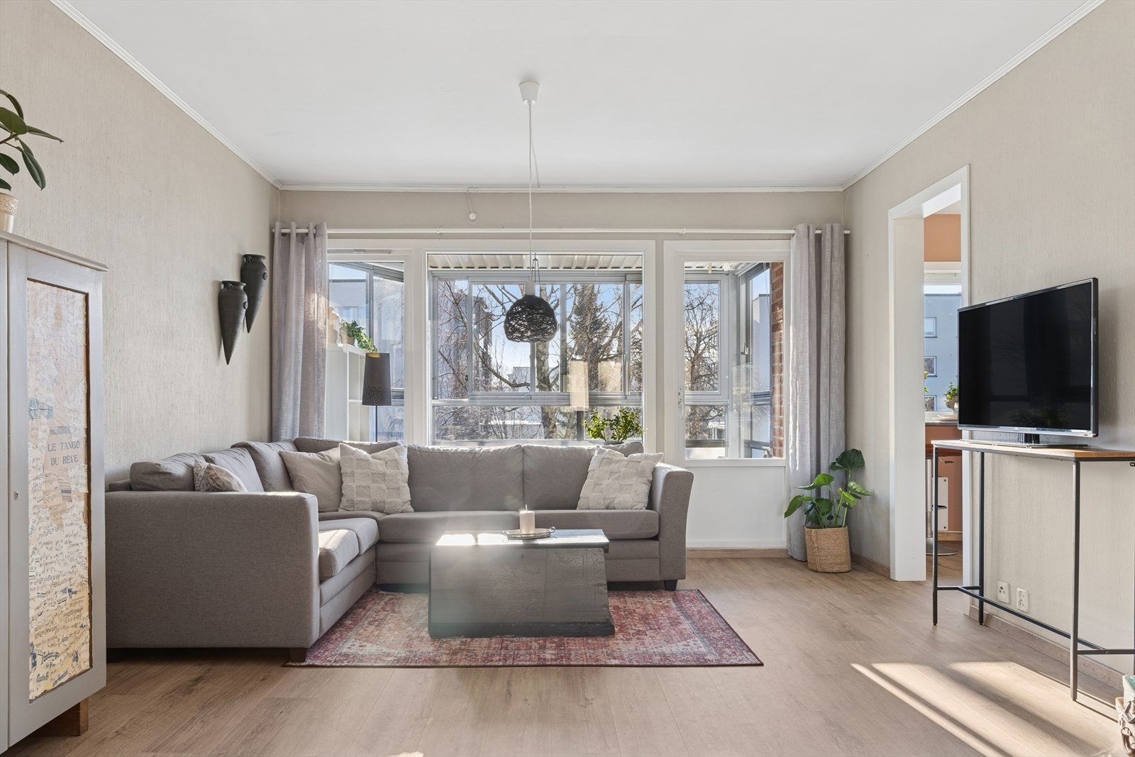 Leiligheten fremstår som godt vedlikeholdt og har en veldig pen touch & finish. Videre byr leiligheten på en praktisk planløsning med lyse og luftige oppholdsrom. Galleribilde