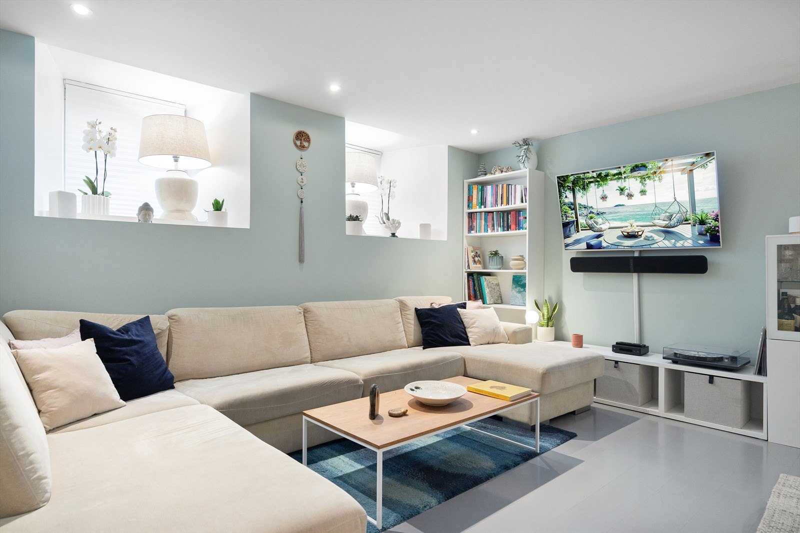 I stuen er det god plass til en større sofa og annet møblement Galleribilde