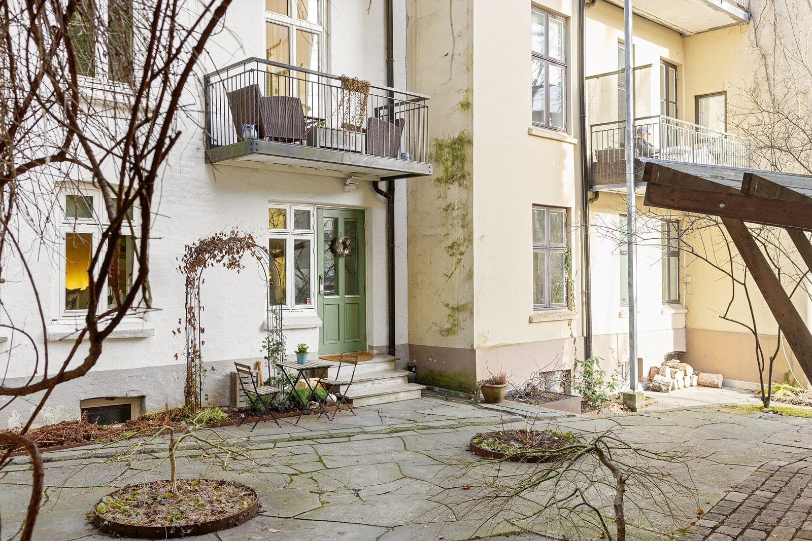 Boligen har adkomst gjennom et portrom og et skjermet gårdsrom. Inngangspartiet er hellelagt, overbygget av en balkong og har en liten trapp opp til ytterdøren Galleribilde