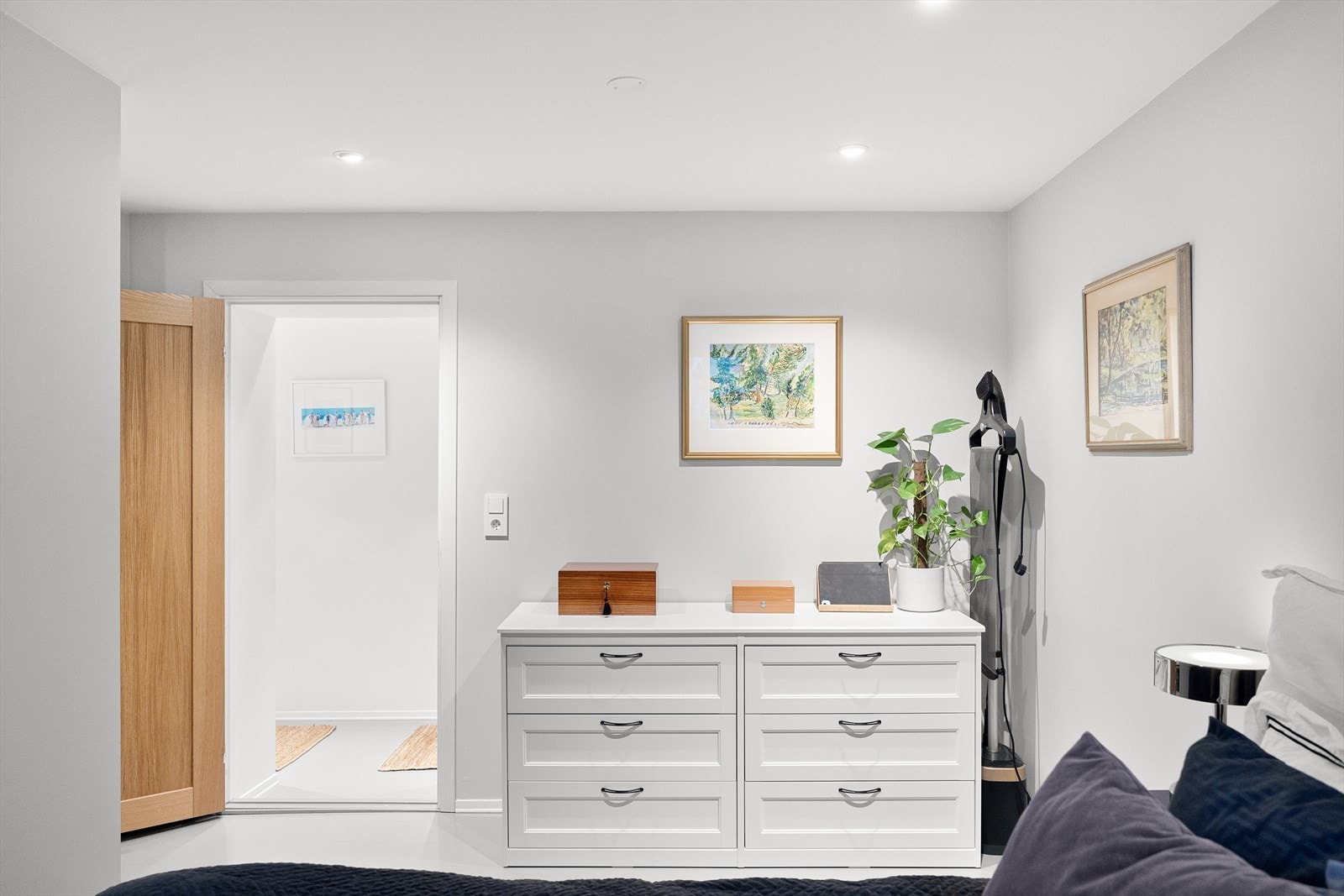 I tillegg til garderoben er det god plass til kommode eller en skrivepult Galleribilde