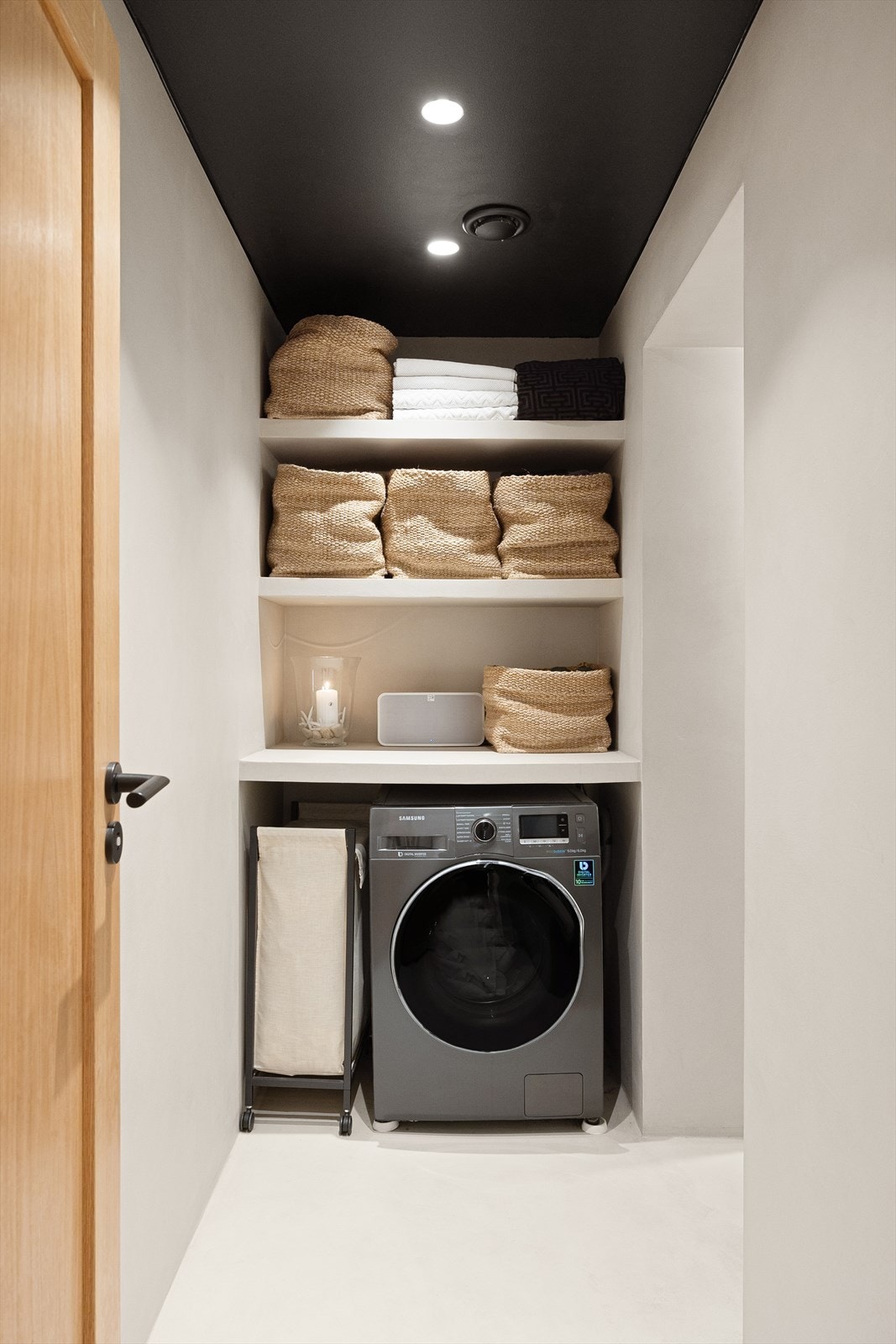 Ved inngangen til badet finnes en nisje med opplegg for vaskemaskin Galleribilde