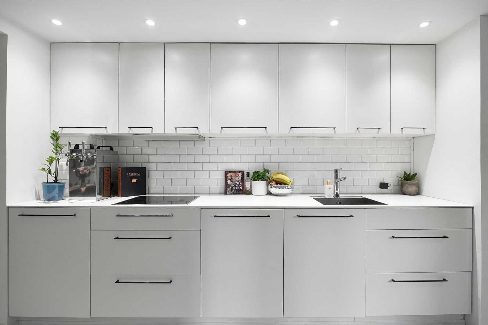 Fliser mellom benk og overskap gjør rengjøringen enkel Galleribilde