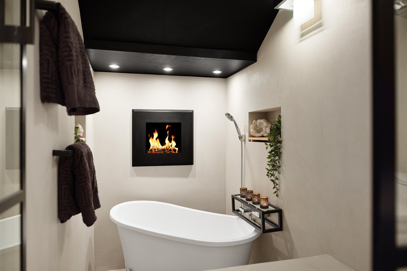 Noen trinn leder ned til et senket område med et frittstående badekar. Den lave plasseringen gir en skjermet og avslappende atmosfære, og en biopeis tilfører en eksklusiv spa-følelse Galleribilde