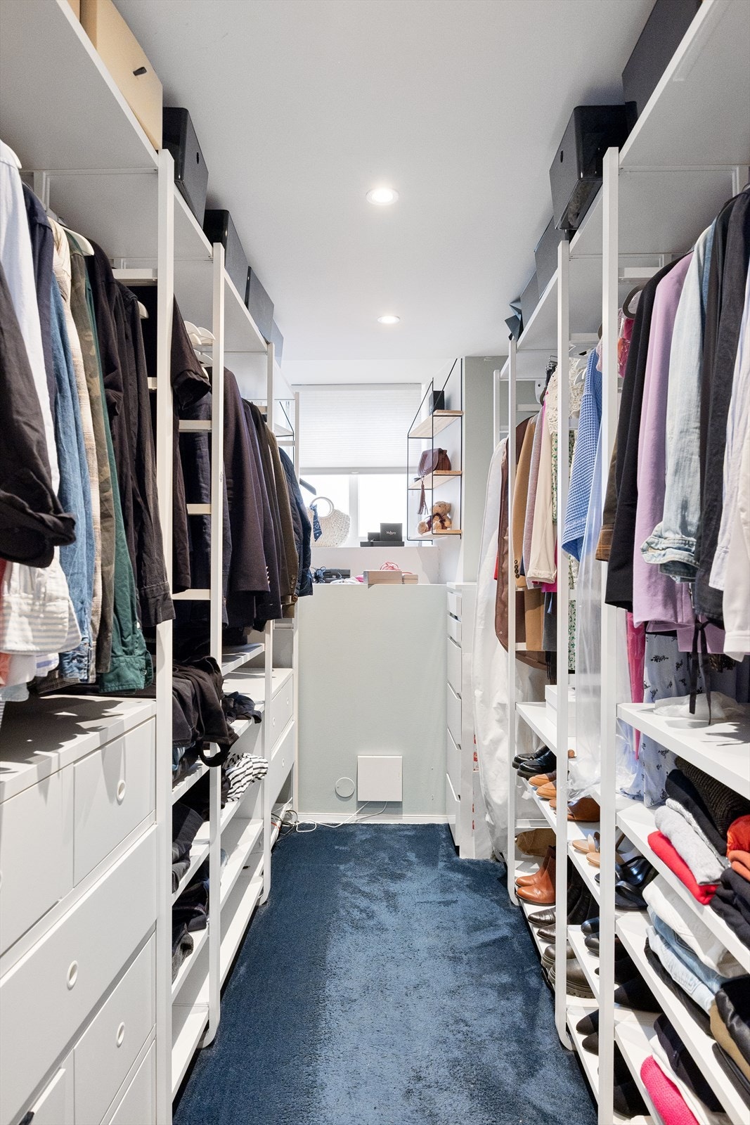 Rommet har eget walk-in closet med masse plass til lagring av klær og sko Galleribilde