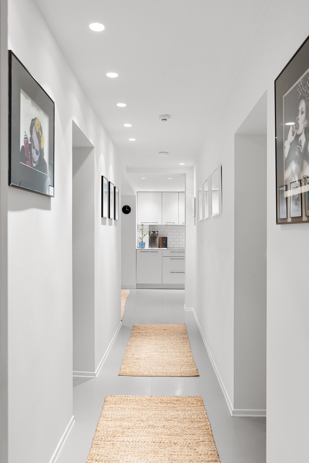 Den langstrakte gangen tar deg til boligens soverom Galleribilde