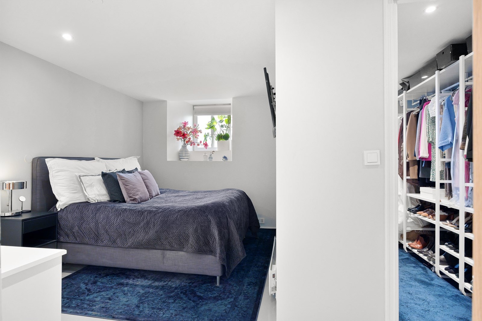 Pent hovedsoverom med god plass til dobbeltseng og tilhørende nattbord Galleribilde