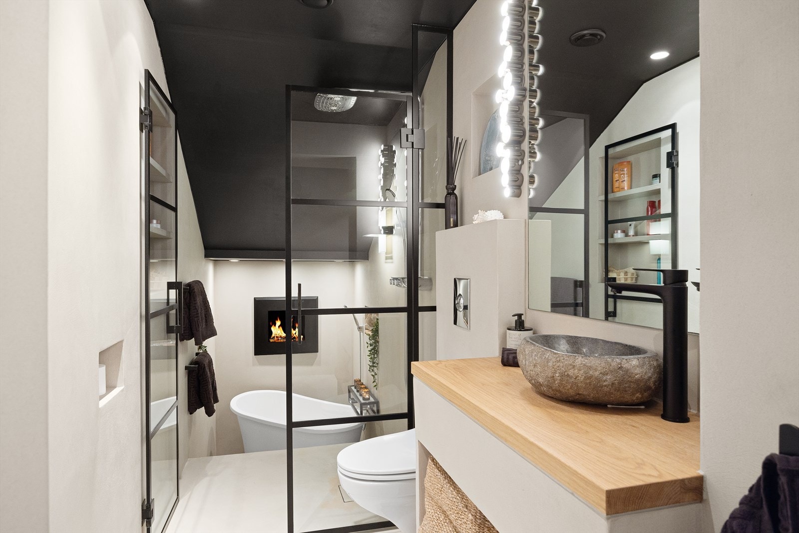 Moderne bad fra 2012 og oppgradert i 2018. Rommet har en unik utforming - det er langt og smalt med gulv på to nivåer Galleribilde