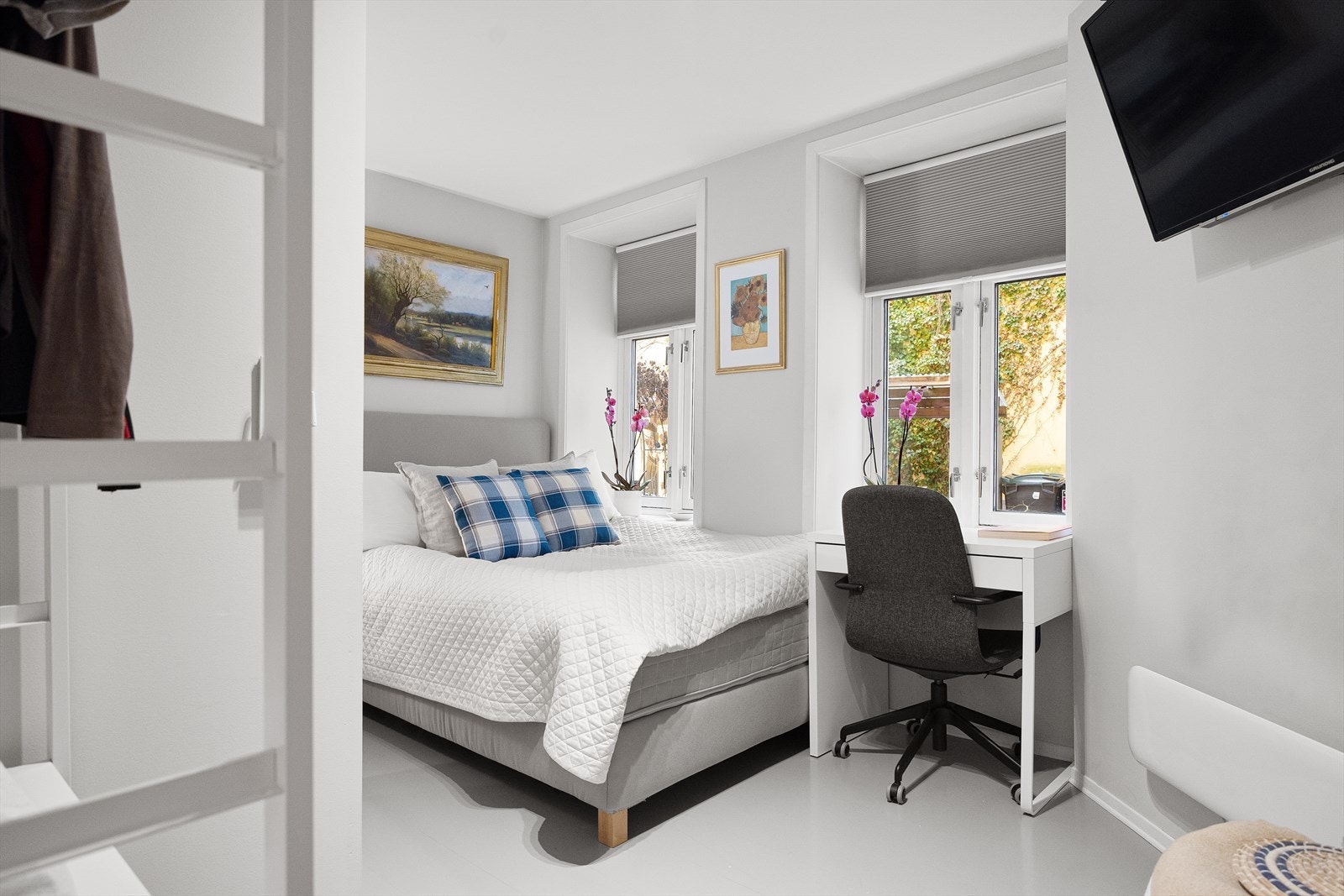 Soverom 2 har god plass til en større dobbeltseng Galleribilde