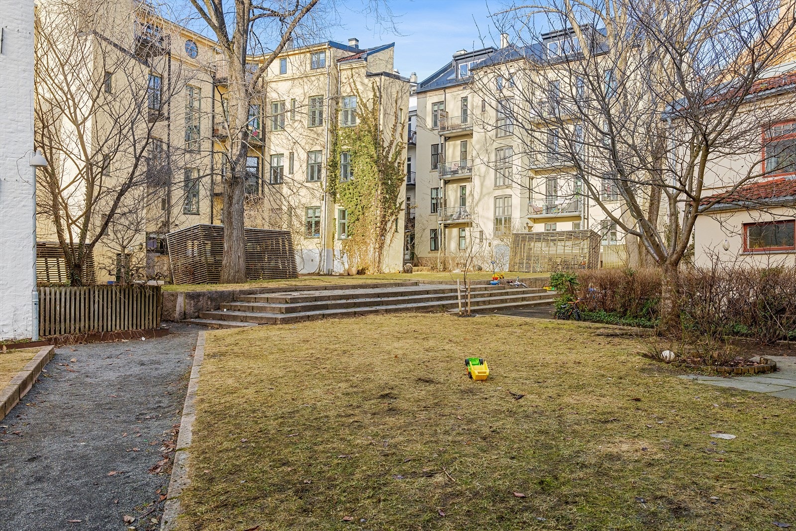 Bakgården er opparbeidet med plen, busker og diverse andre beplantinger Galleribilde