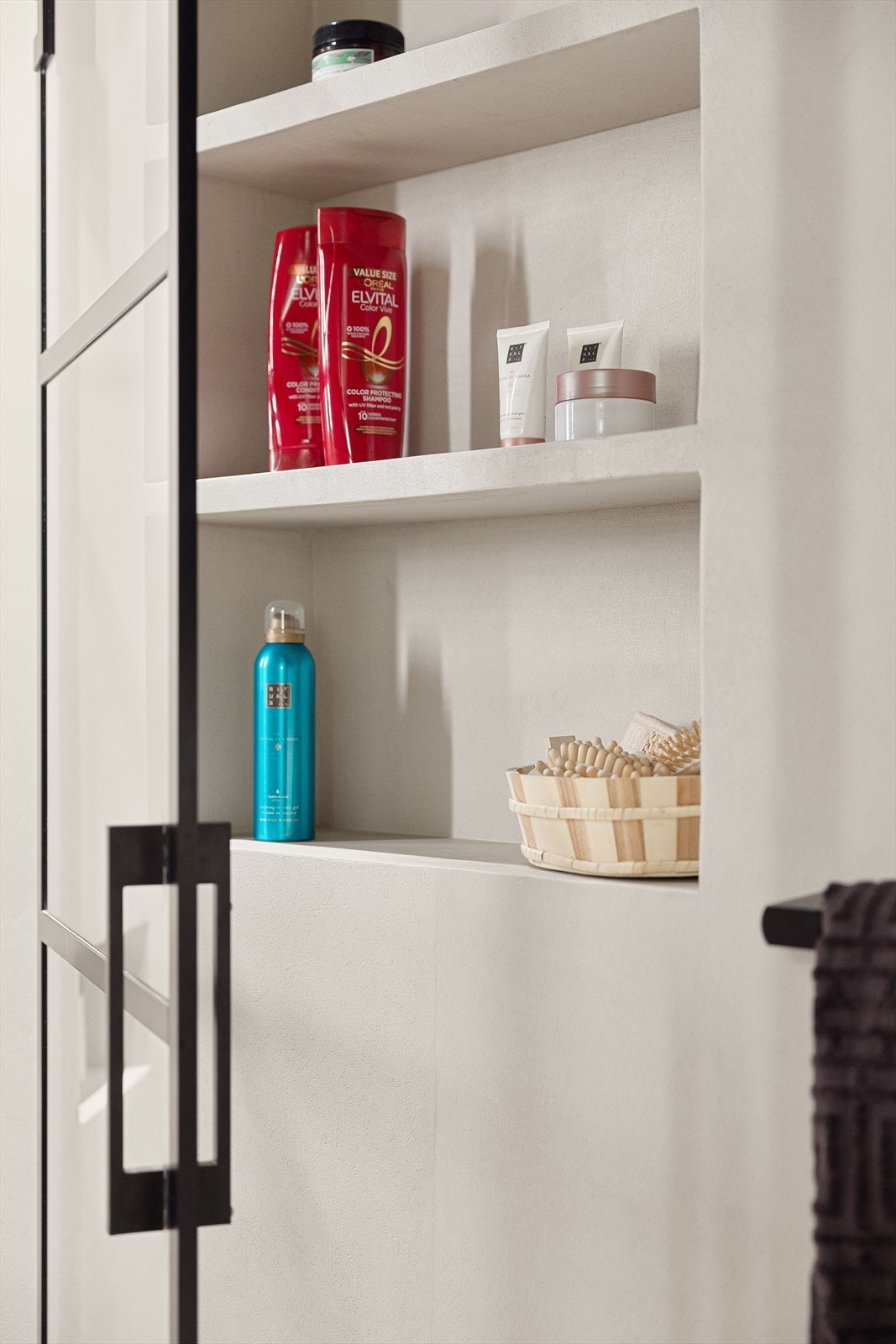 Praktiske innfellbare hyller i dusj Galleribilde