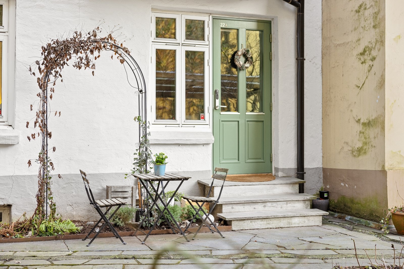 Leiligheten har egen inngangsdør fra bakgården. Det er plass til hyggeelig suttegruppe og det er direkte atkomst videre ut til felles bakgård Galleribilde