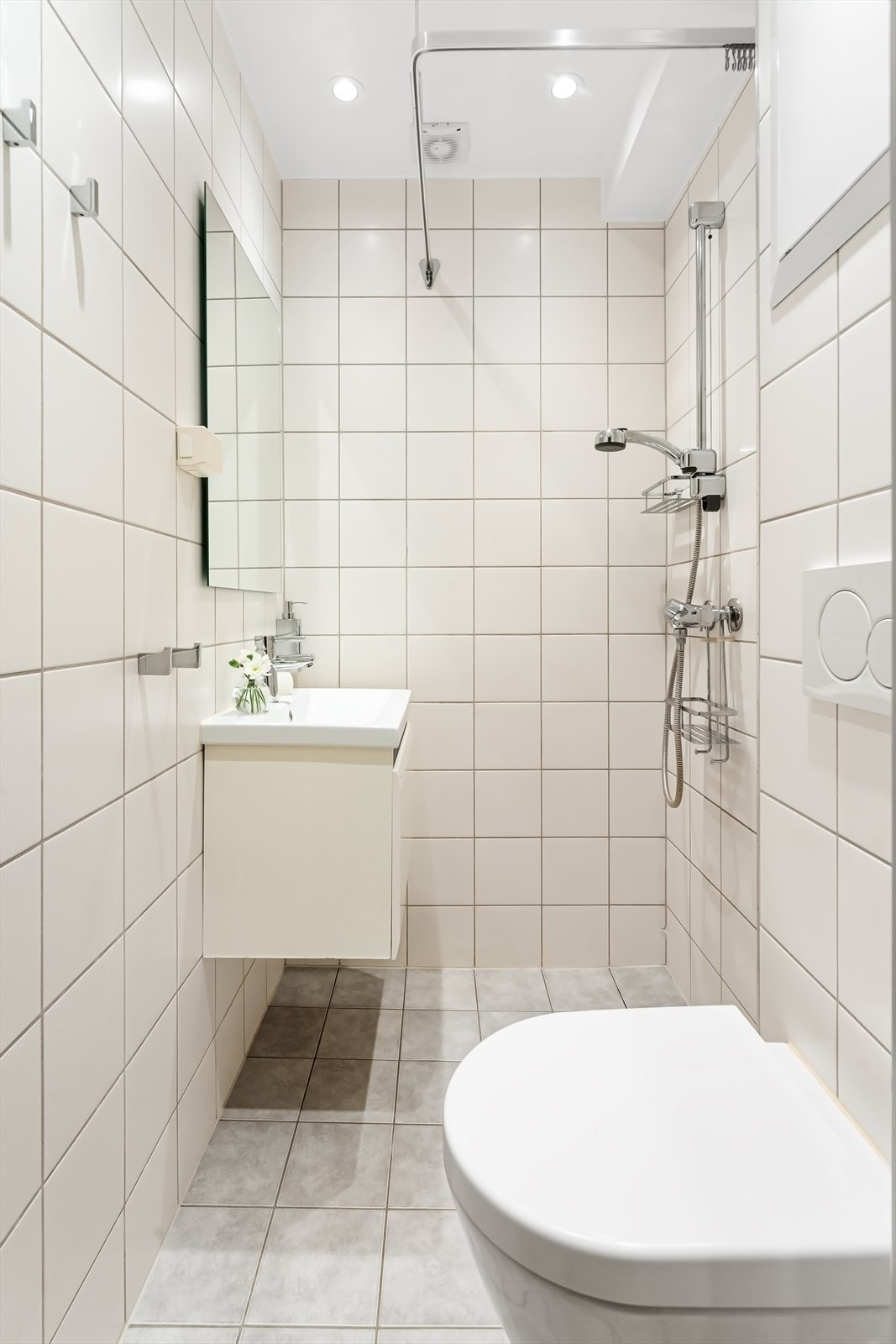Pent flislagt baderom som ble pusset opp i 2012. Det ble i 2025 montert ny elektrisk avtrekksvifte og downlights Galleribilde