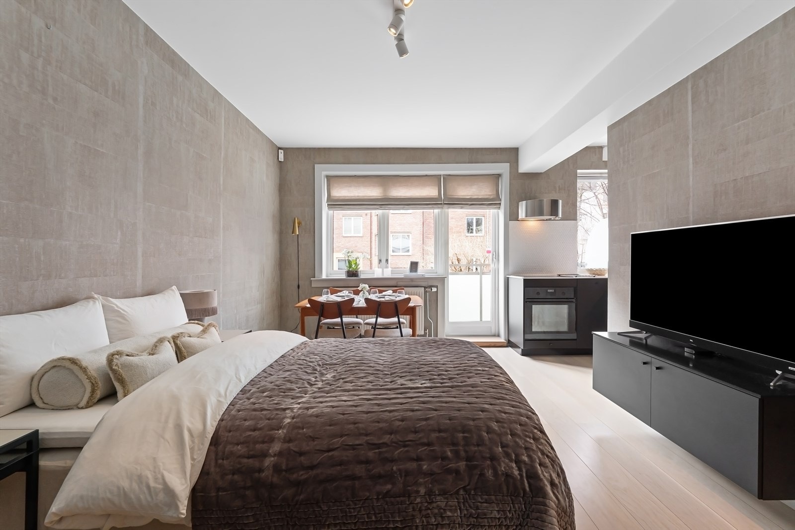En sosial og åpen stue med god plass til seng/sovesofa og spiseplass Galleribilde