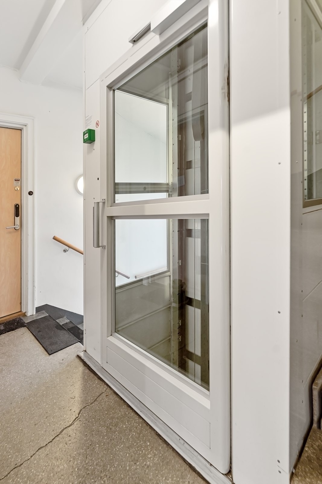 Det er heisadkomst til leiligheten i felles trappeoppgang Galleribilde