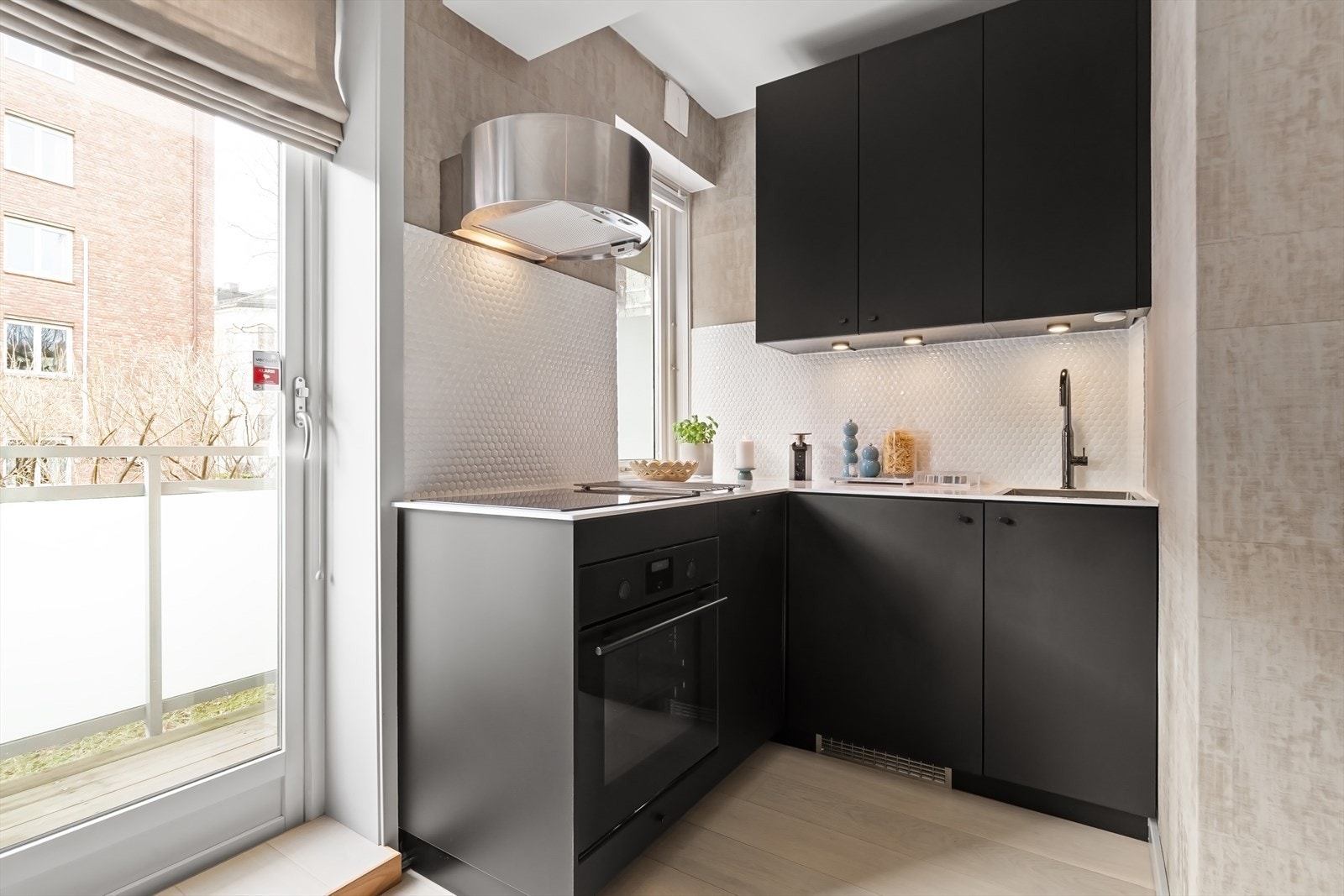 Tidløs og pen kjøkkeninnredning fra 2018 med mørke fronter og corian benkeplate Galleribilde
