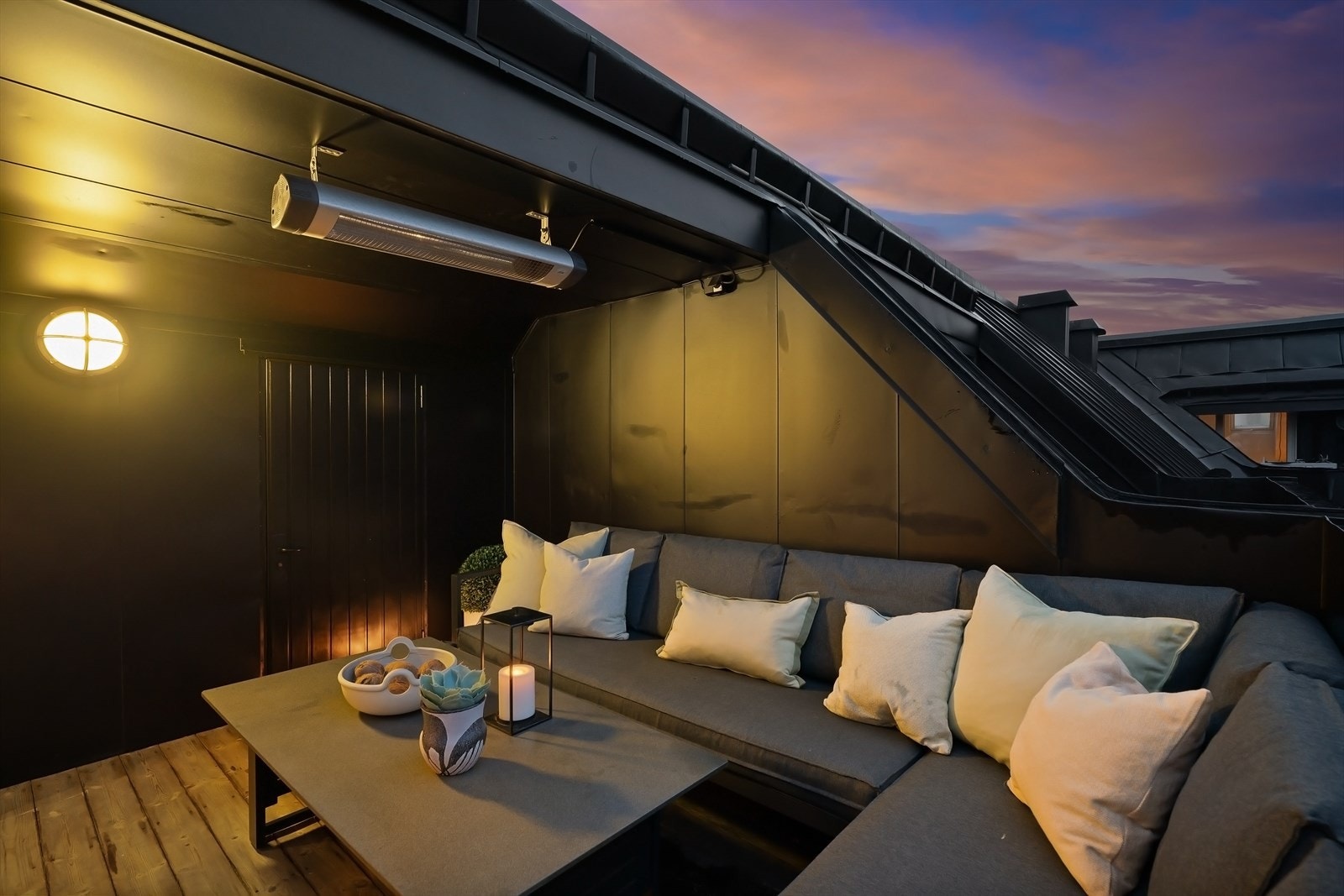 Plass til stor sofagruppe/lounge. Bod i bakkant av terrasse på ca. 2 kvm. Galleribilde